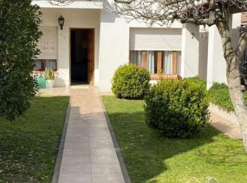 Casa de 5 ambientes, Lobos · Casa de 420 m² con 3 Dorm. en Venta en Lobos