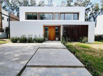 Casa · 250m² · 5 Ambientes · 1 Cochera · Casa en Grand Bell II