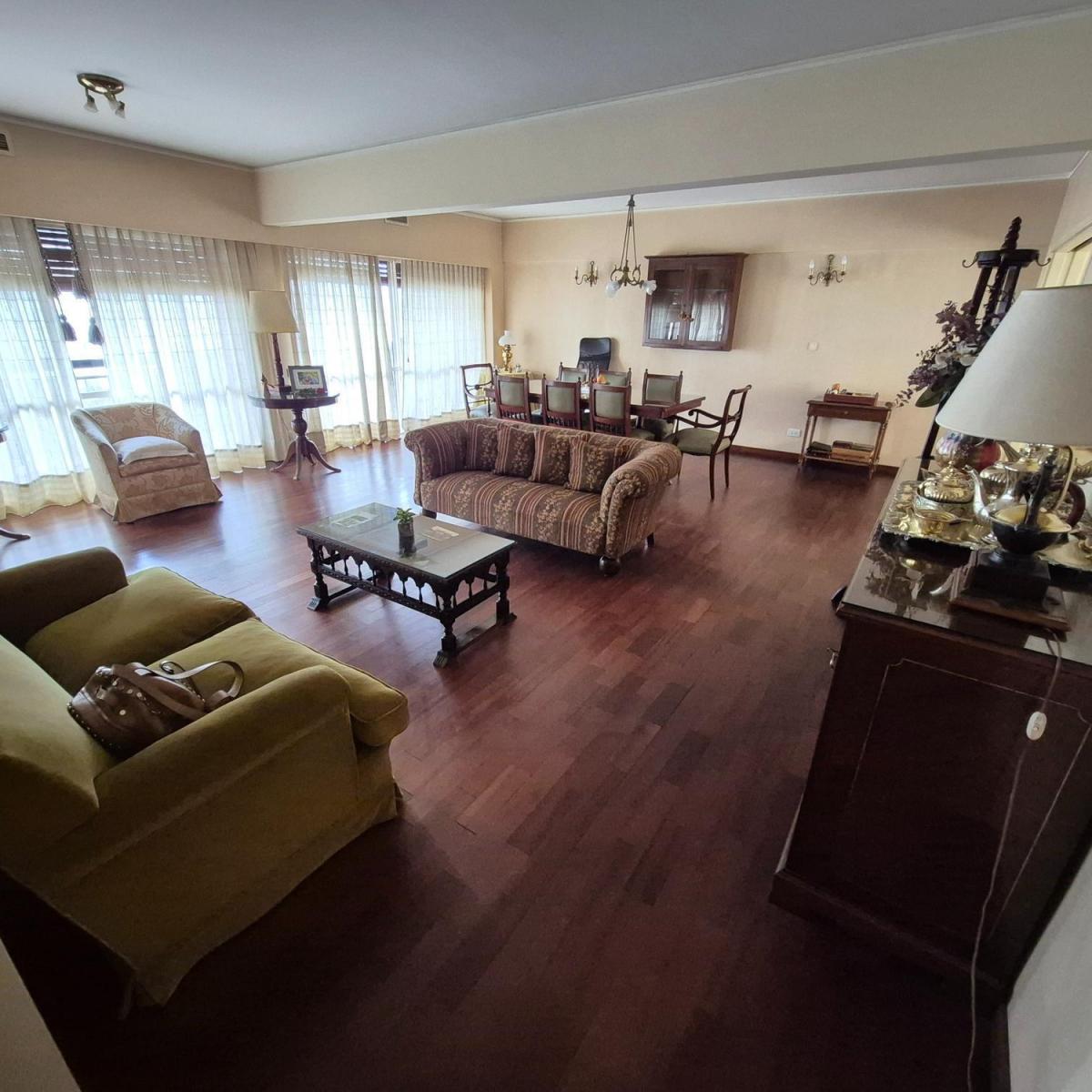 Piso de 5 ambientes con dos cocheras