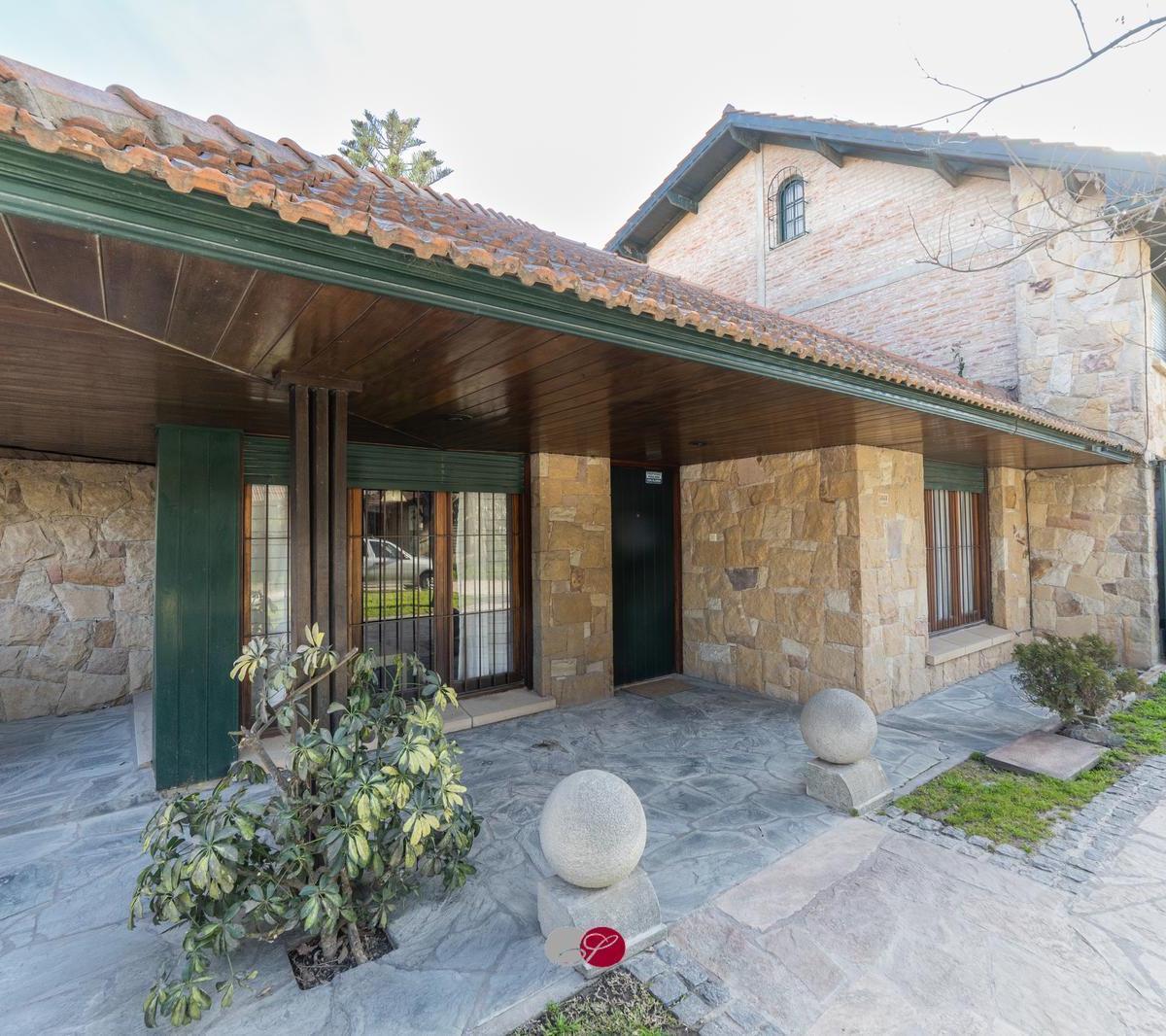Chalet 4 amb, 217m² en Los Pinares con jardín y cochera — Mar del Plata