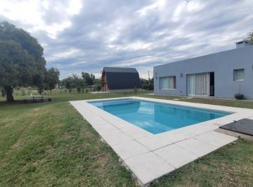 Casa · 130m² · 3 Ambientes · 4 Cocheras · Venta Casa 3 Ambientes con Quincho y Piscina en Parque Jularó, Exaltacion de La Cruz