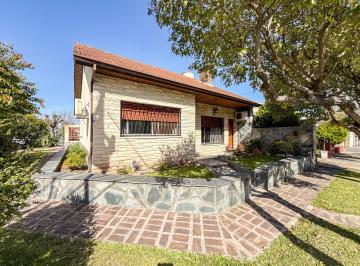 Casa · 140m² · 5 Ambientes · 2 Cocheras · Casa en Venta en Esquina — 3 Dorm., Terraza y Amplio Patio | San Isidro