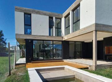 Casa · 139m² · 5 Ambientes · 2 Cocheras · Venta Casa 3 Dorm a Estrenar - Piscina - Parque - Barrio Don Carlos - 507 y 139 - La Plata