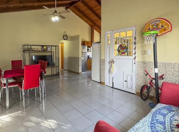 Casa · 141m² · 4 Ambientes · 1 Cochera · Venta/permuta - Casa de 3 Dorm. con Jardín y Cochera. Pueblo Esther