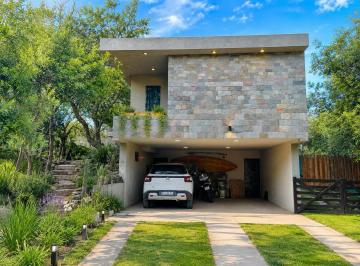 Casa · 270m² · 5 Ambientes · 2 Cocheras · Venta Casa de Categoría, 3 Dorm., 3 Baños, Country Tiierralta, a 5 Minutos de Villa Carlos Paz
