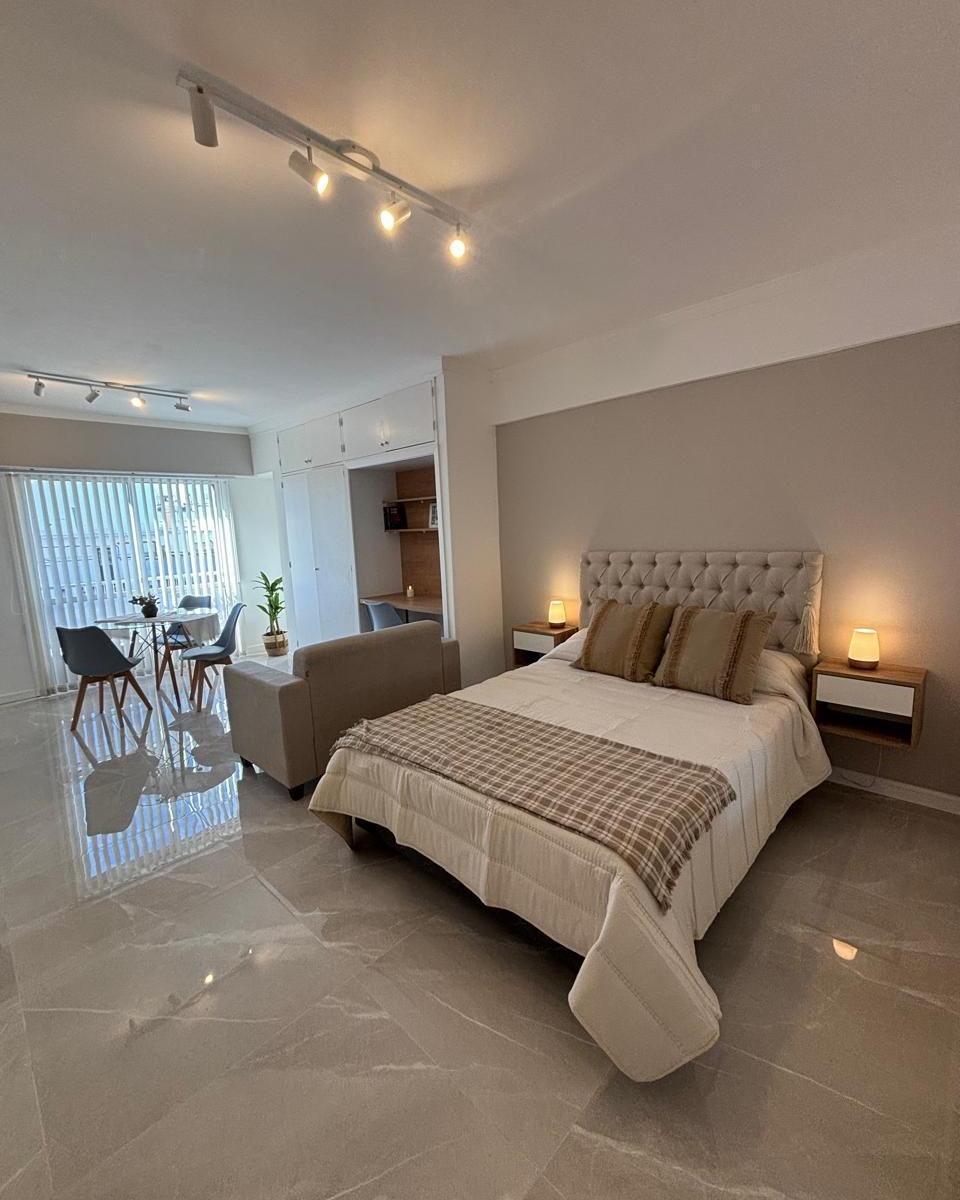 Venta departamento de 1 ambiente a la calle con balcón francés, Zona Centro