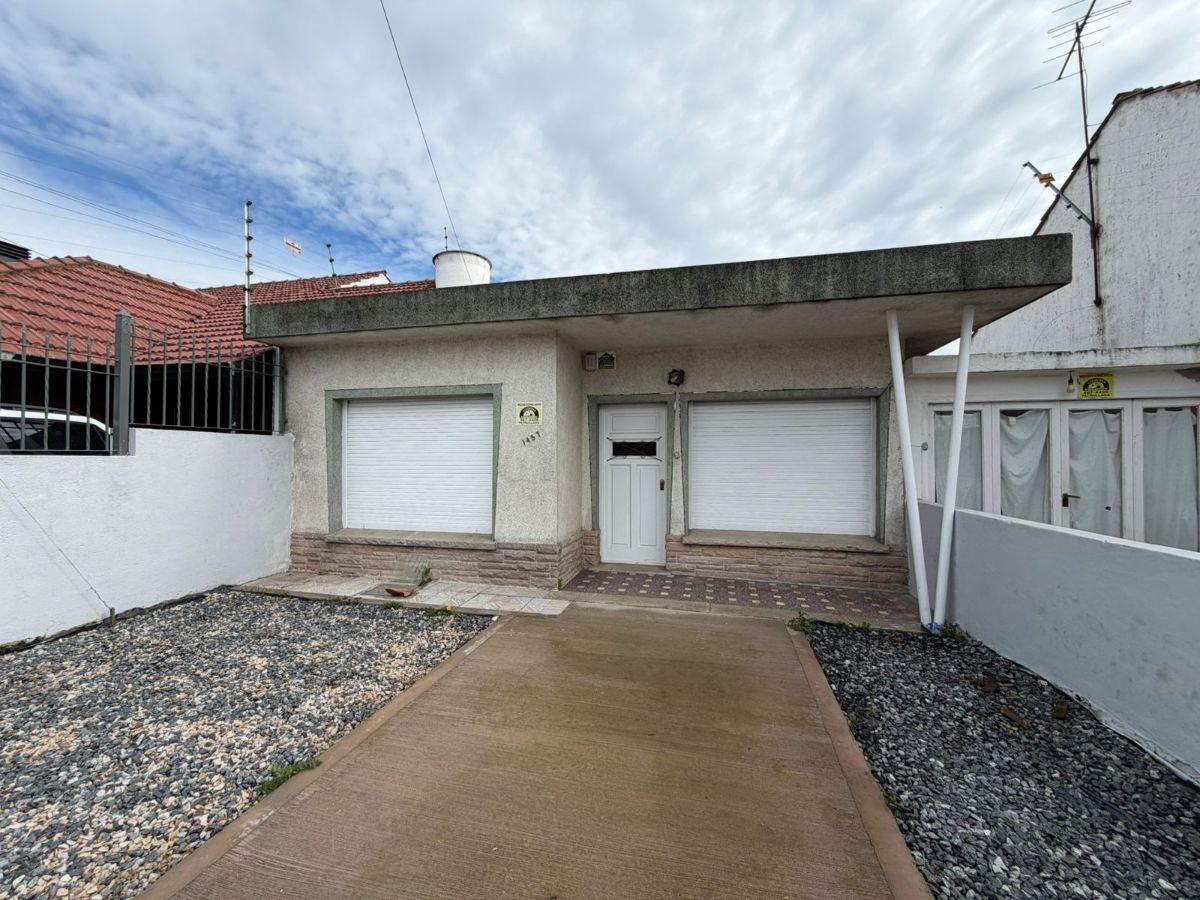 Chalet de 3 ambientes en alquiler con patio