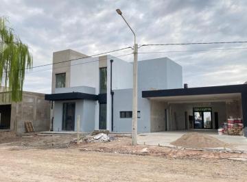 Casa · 353m² · 7 Ambientes · Casa Gerencial en Barrio Santa Angela III, Centenario
