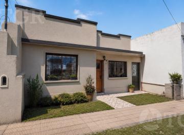 Casa · 100m² · 3 Ambientes · Venta Casa 3 Ambientes Apto Crédito con Patio y Quincho en Villa Lynch