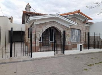 Casa · 75m² · 3 Ambientes · 3 Cocheras · Excelente Casa en Una Zona Privilegiada de La Ciudad
