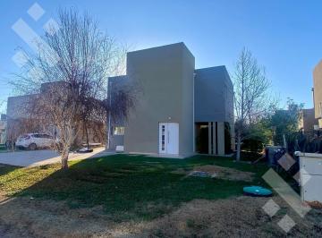 Casa · 169m² · 5 Ambientes · 2 Cocheras · Venta Casa 3 Dormi con Quincho y Pileta - Bº Cerrado Villa Muluen - Plottier