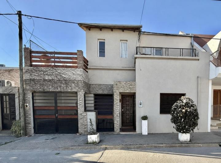 Casa · 165m² · 6 Ambientes · 1 Cochera