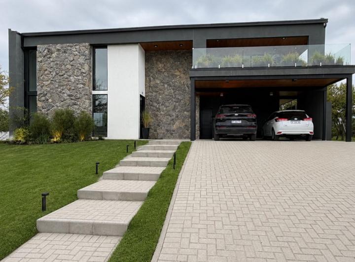 Casa · 400m² · 6 Ambientes · 2 Cocheras