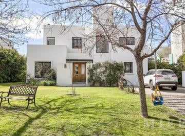 Casa · 190m² · 6 Ambientes · Casa en Alquiler Temporario en Santa Maria de Los Olivos
