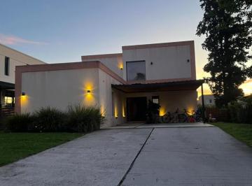 Casa · 198m² · 4 Ambientes · 2 Cocheras · Venta Casa Alvear de Benavidez
