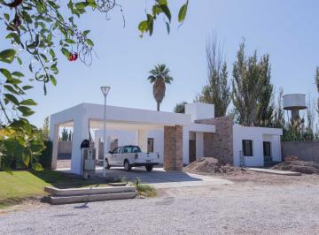 Casa · 147m² · 8 Ambientes · 2 Cocheras · Casa en Santa Lucia