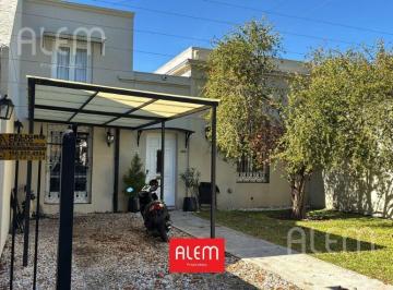 Casa · 190m² · 6 Ambientes · 2 Cocheras · Casa de 4 Dorm. en Venta en Lomas de Zamora