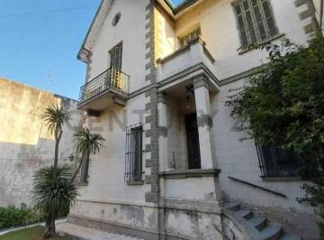 Casa · 370m² · 6 Ambientes · 3 Cocheras · Venta Chalet 6 Ambientes Estilo Inglés Inmejorable Ubicación Banfield