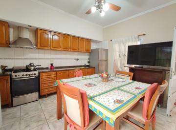 Casa · 82m² · 5 Ambientes · 1 Cochera · Casa Dos Dorm. / A. V Francia 3714