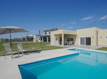 Casa · 219m² · 4 Ambientes · 3 Cocheras · Casa en Venta en San Sebastián, Área 12 - 4 Ambientes