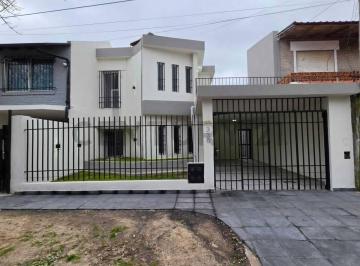 Casa · 192m² · 3 Ambientes · 2 Cocheras · Venta de Casa 3 Dorm. Reciclada 100% Lado Rio