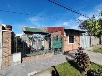 Casa · 140m² · 4 Ambientes · 1 Cochera · Casa 3 Dorm. en Barrio Los Naranjos