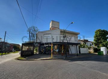 Oficina comercial · 202m² · 4 Ambientes · 1 Cochera · Venta Casa 4 Ambientes con Locales Abajo Castelar Sur