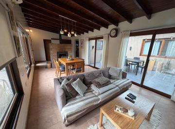 Casa · 112m² · 3 Ambientes · 2 Cocheras · Venta Casa de 3 Ambientes con Patio, Parrilla y Pileta