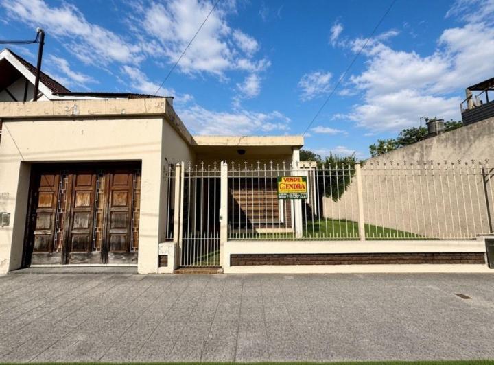 Casa · 180m² · 3 Ambientes · 1 Cochera