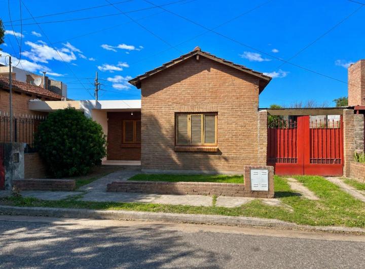 Casa · 72m² · 4 Ambientes · 2 Cocheras