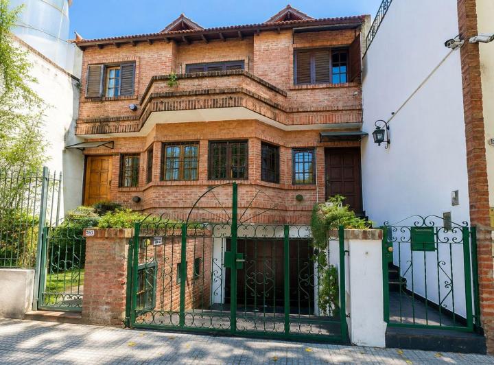 Casa · 222m² · 6 Ambientes · 3 Cocheras