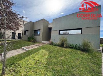 Casa · 160m² · 5 Ambientes · 1 Cochera · Casa en Alquiler en Santa Guadalupe, Pilar del Este, Pilar
