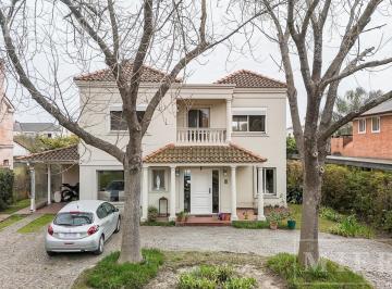 Casa · 248m² · 5 Ambientes · 2 Cocheras · Casa Venta en Santa Maria de Los Olivos