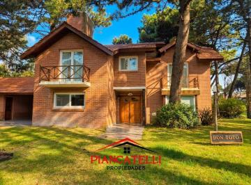 Casa · 500m² · 7 Ambientes · 4 Cocheras · Casa Amueblada - Alquiler Anual/ Venta - Pinamar: de Las Ninfas 1098, Esquina Pleyades - Financiación