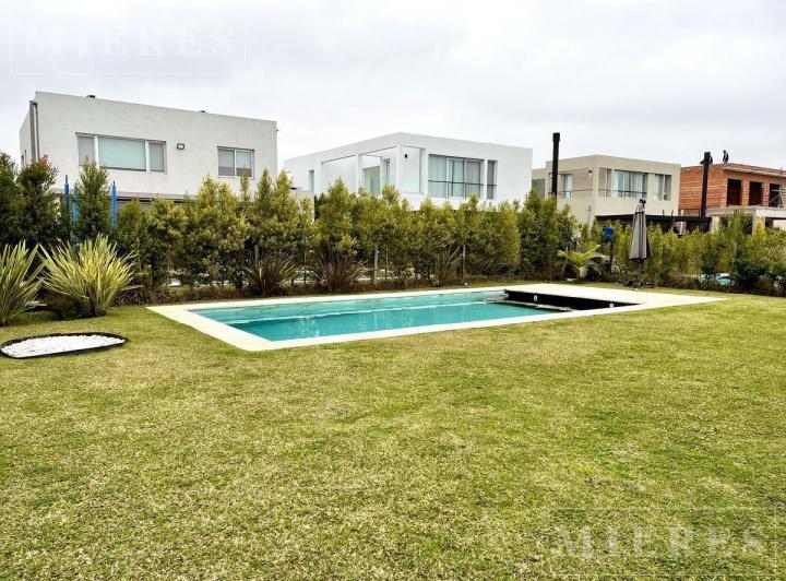 Casa · 176m² · 6 Ambientes · 2 Cocheras