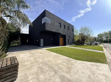 Casa · 340m² · 4 Ambientes · 2 Cocheras · Venta Casa en Barrio El Centauro, Canning