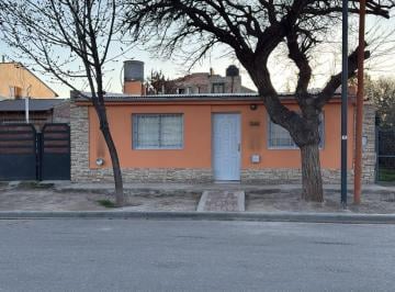 Casa · 80m² · 4 Ambientes · 1 Cochera · Vendo Casa 2 Dorm. en Cipolletti - Barrio Arévalo