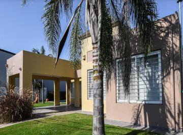 Casa · 120m² · 4 Ambientes · 2 Cocheras · Casa en Tierra de Sueños 2