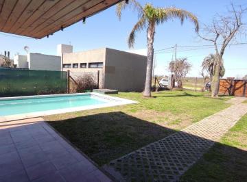 Casa · 70m² · 3 Ambientes · 1 Cochera · Hermoso Quincho con Piscina Sobre Av