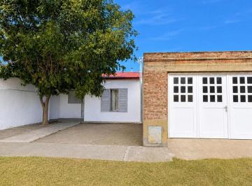 Casa · 120m² · 4 Ambientes · 3 Cocheras · Casa en Esteves Boero 1328 - B° Santa María