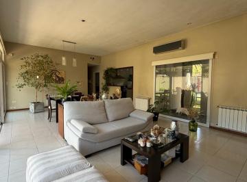 Casa · 650m² · 6 Ambientes · 2 Cocheras · Casa de 3 Dorm. + Escritorio en Gonnet Entre Caminos en Venta.