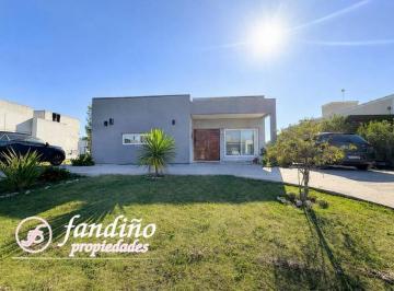 Casa · 182m² · 4 Ambientes · 3 Cocheras · Casa en Barrio Privado