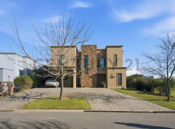Casa · 270m² · 6 Ambientes · 1 Cochera · Venta Casa 6 Ambientes con Pileta en Barrio El Canton - Norte