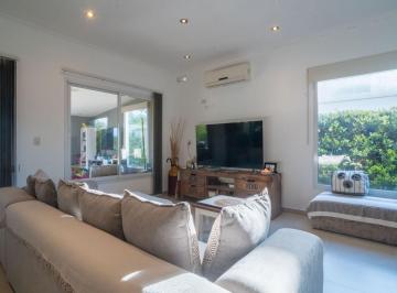 Casa · 165m² · 5 Ambientes · 2 Cocheras · ¡Casa Imperdible en Aires del Llano!