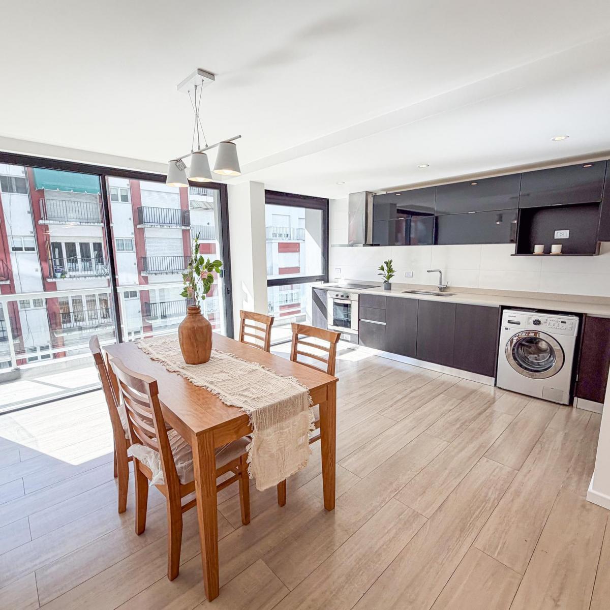 Departamento de 2 ambientes a la calle. Amplio living comedor. Cocina con amoblamiento a medida.