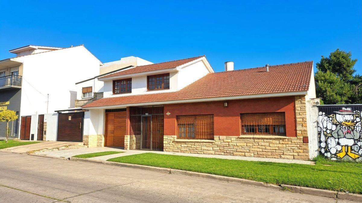Chalet 5 amb. con quincho, garage doble y jardín