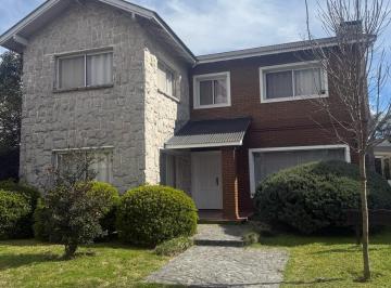 Casa · 210m² · 5 Ambientes · 2 Cocheras · Casa en Venta o Alquiler con Pileta en Barrancas de San José