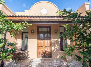 Casa · 250m² · 8 Ambientes · Casa de Campo en B° Santa Catalina, Opendoor