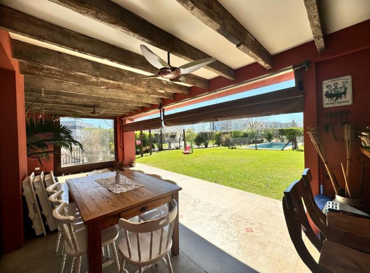 Casa · 180m² · 4 Ambientes · 6 Cocheras