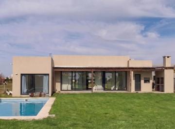 Casa · 120m² · 3 Ambientes · 3 Cocheras · Casa en Venta 3 Ambientes con Pileta en San Sebastian Area 10